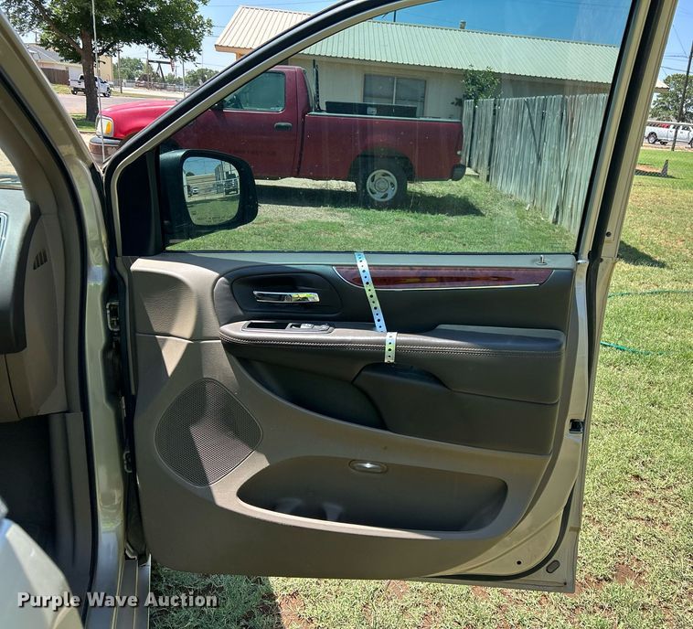 image for item EX9806 2014 Chrysler Town & Country van