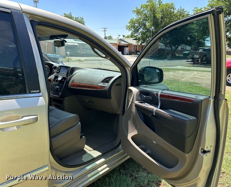 image for item EX9806 2014 Chrysler Town & Country van