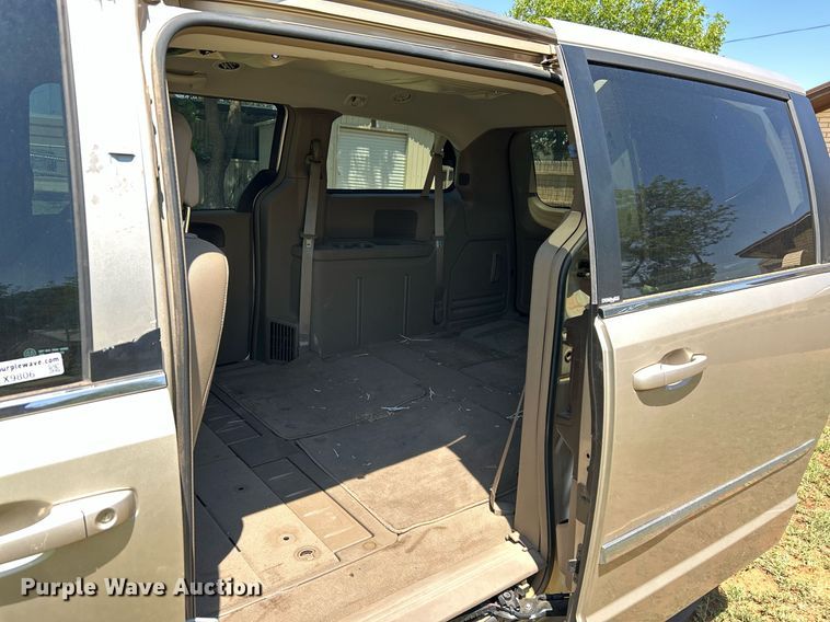 image for item EX9806 2014 Chrysler Town & Country van