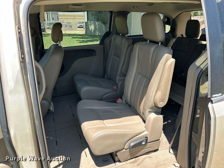 image for item EX9806 2014 Chrysler Town & Country van