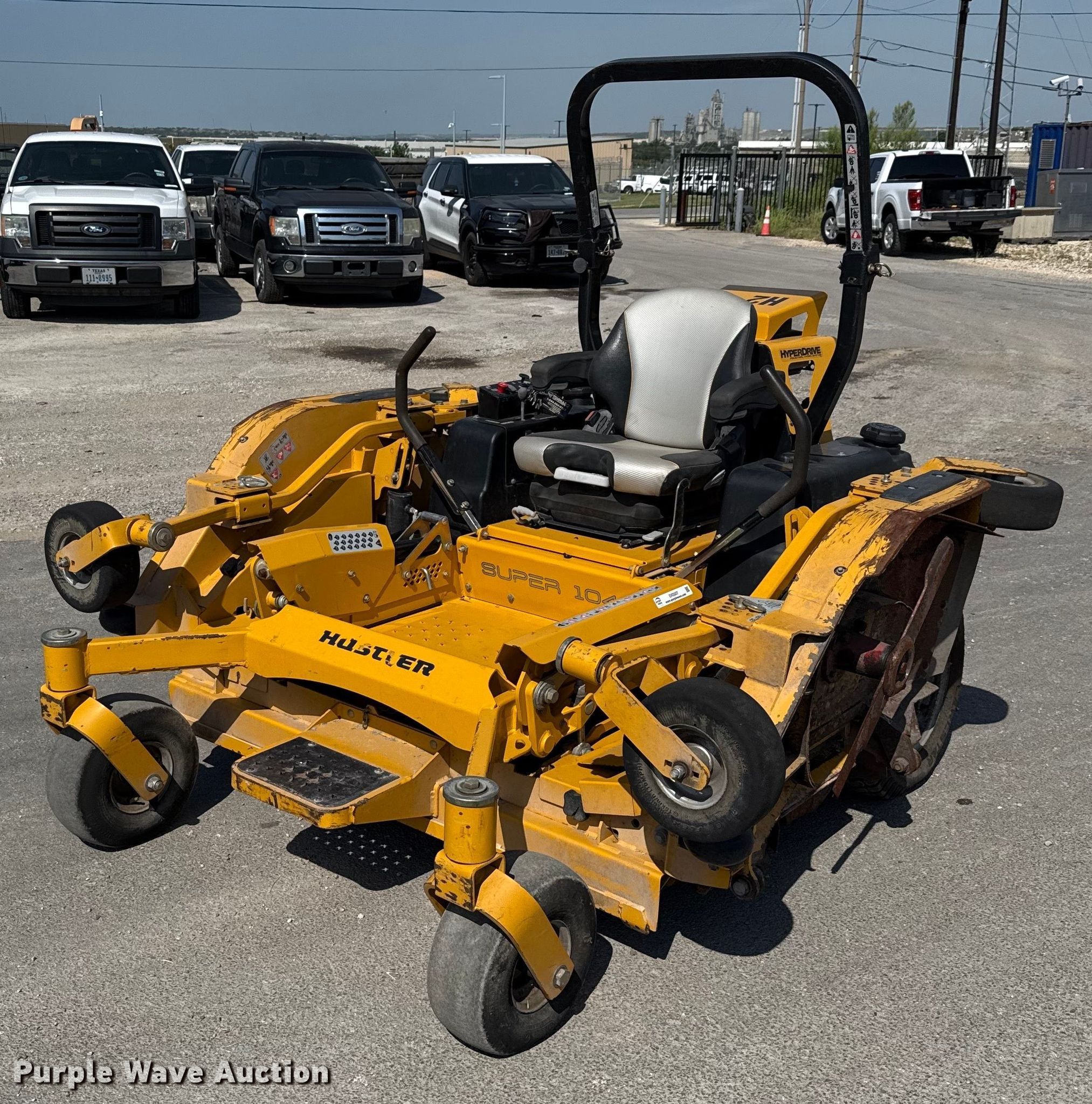 2016 Hustler Super 104 ZTR lawn mower in New Braunfels, TX