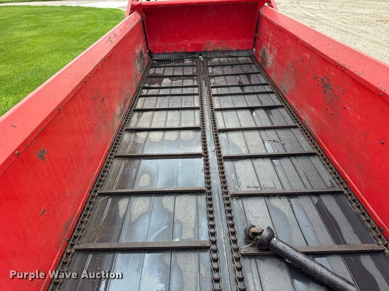 image for item DH9995 1991 New Holland 195 manure spreader