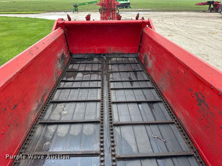 image for item DH9995 1991 New Holland 195 manure spreader