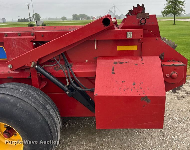 image for item DH9995 1991 New Holland 195 manure spreader
