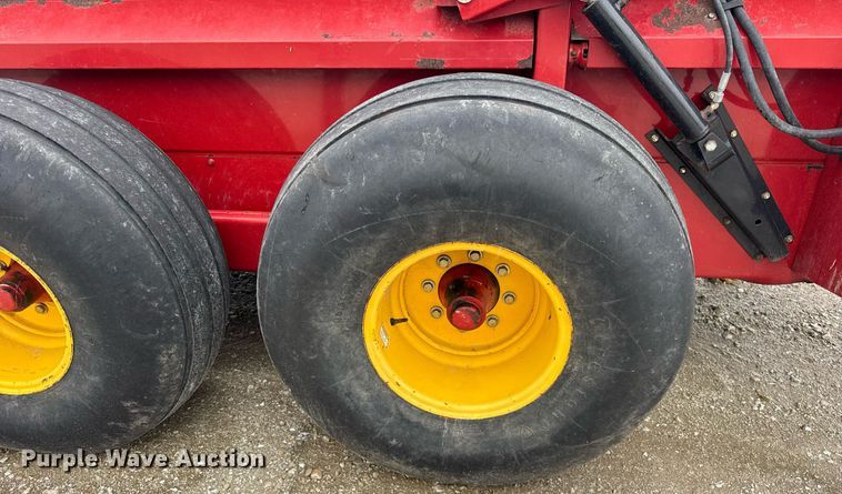 image for item DH9995 1991 New Holland 195 manure spreader