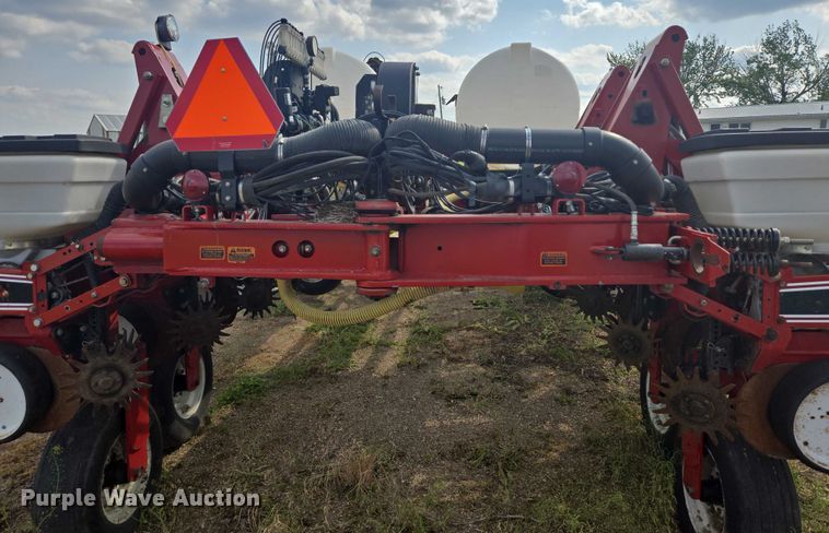 image for item DR4442 1996 AGCO White 6180 planter