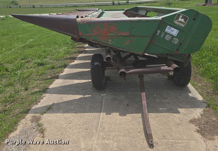 image for item DU7795 Massey Ferguson 1183 corn head