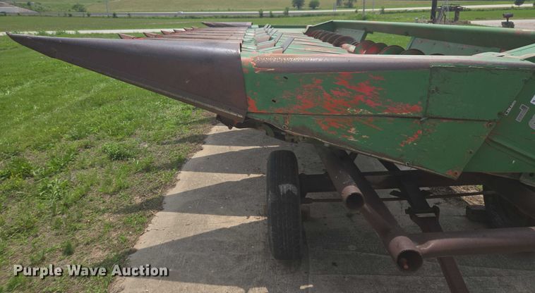 image for item DU7795 Massey Ferguson 1183 corn head