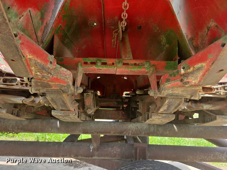 image for item DU7795 Massey Ferguson 1183 corn head