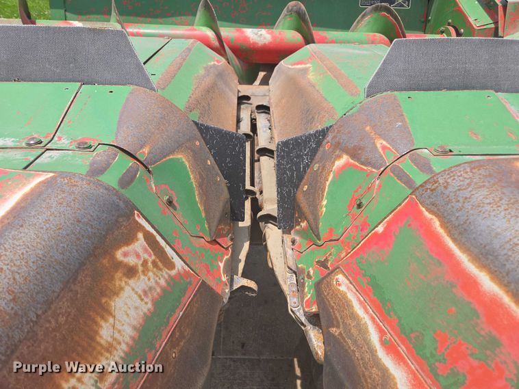 image for item DU7795 Massey Ferguson 1183 corn head
