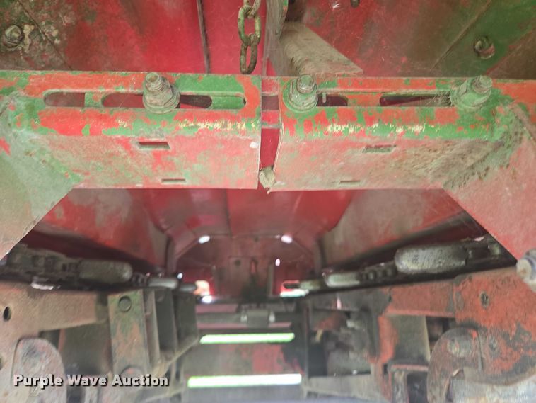 image for item DU7795 Massey Ferguson 1183 corn head