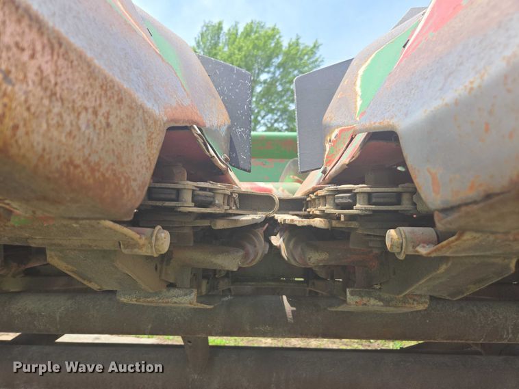 image for item DU7795 Massey Ferguson 1183 corn head