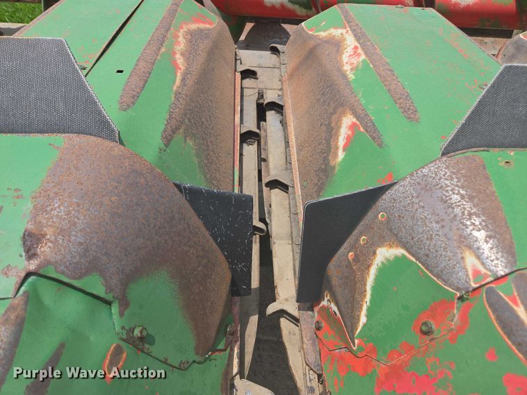 image for item DU7795 Massey Ferguson 1183 corn head