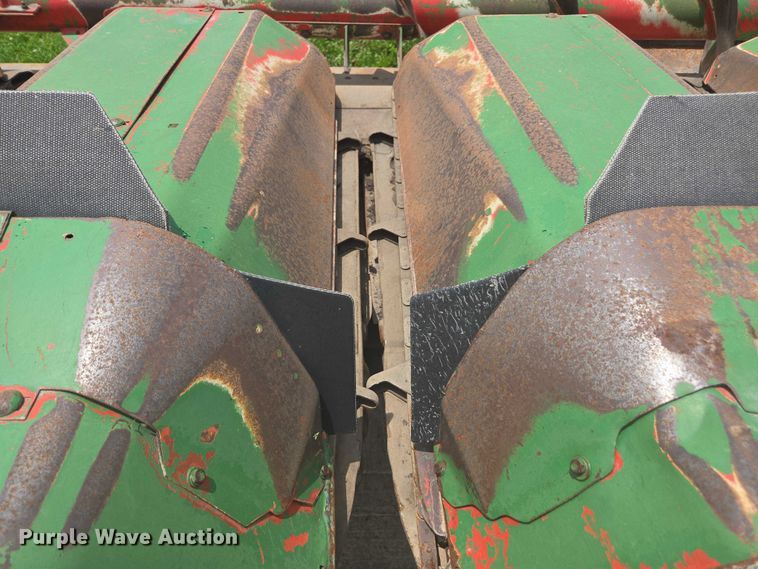 image for item DU7795 Massey Ferguson 1183 corn head