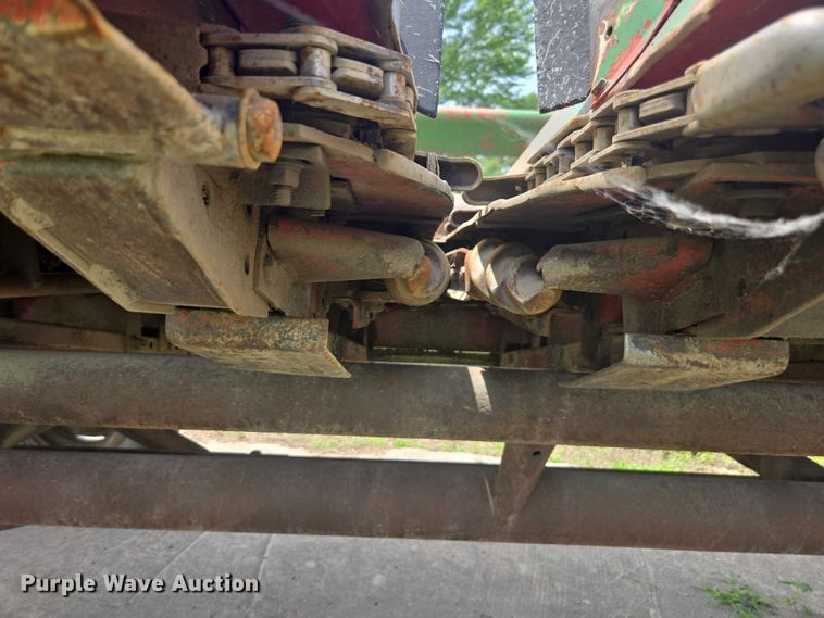 image for item DU7795 Massey Ferguson 1183 corn head