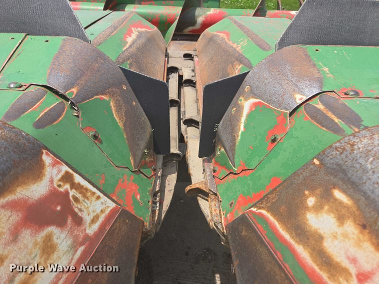 image for item DU7795 Massey Ferguson 1183 corn head