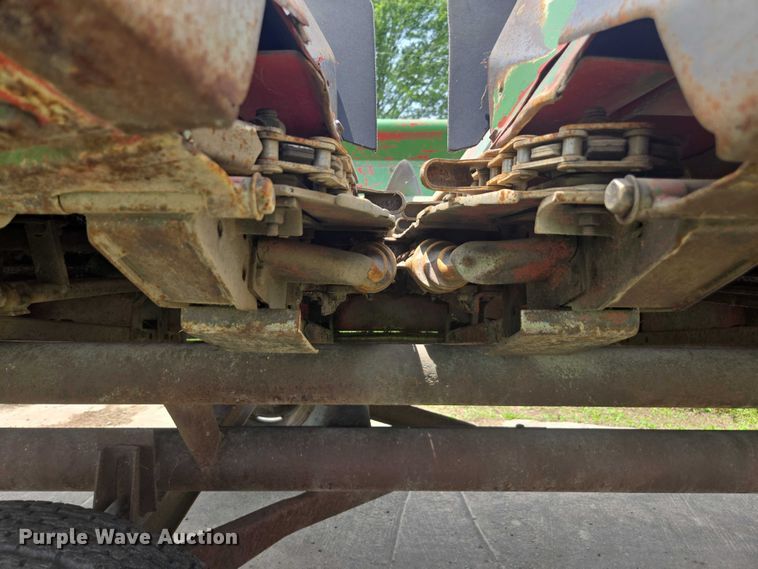 image for item DU7795 Massey Ferguson 1183 corn head