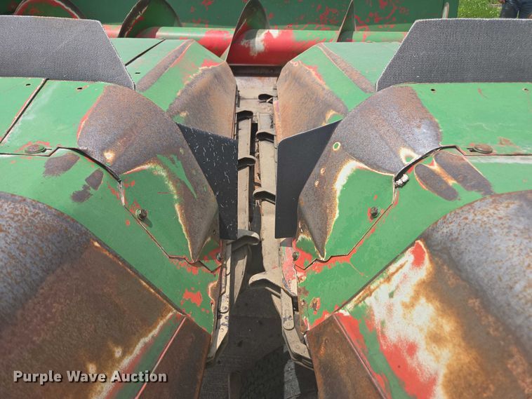 image for item DU7795 Massey Ferguson 1183 corn head