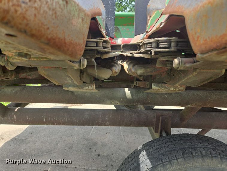 image for item DU7795 Massey Ferguson 1183 corn head