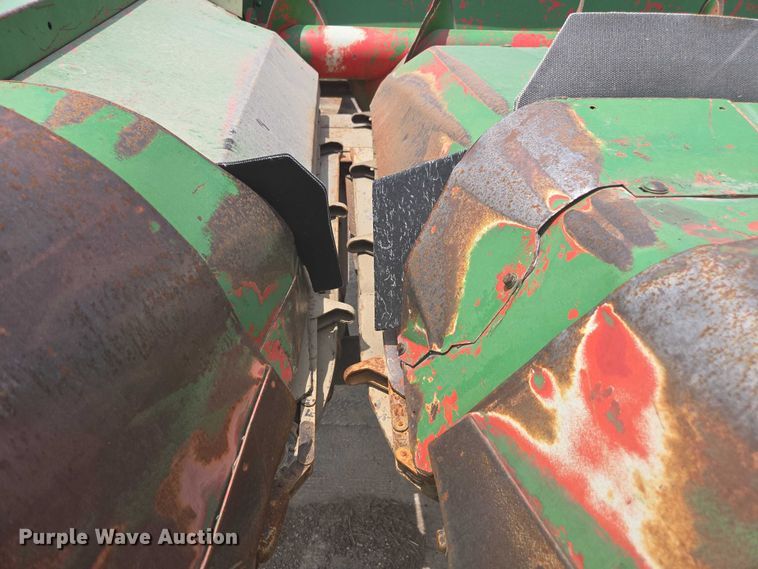 image for item DU7795 Massey Ferguson 1183 corn head