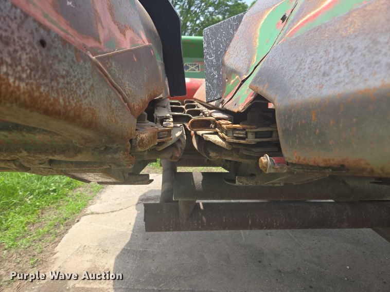 image for item DU7795 Massey Ferguson 1183 corn head