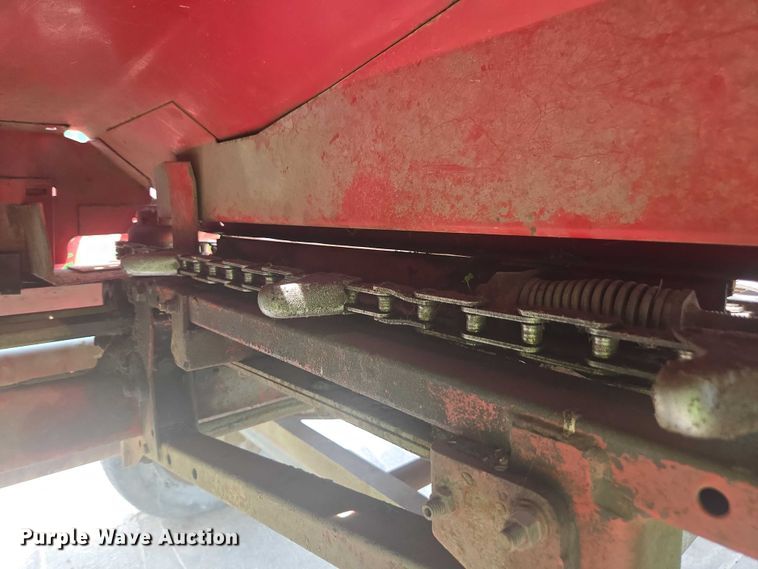 image for item DU7795 Massey Ferguson 1183 corn head