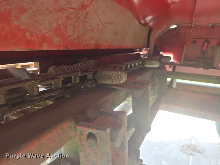 image for item DU7795 Massey Ferguson 1183 corn head