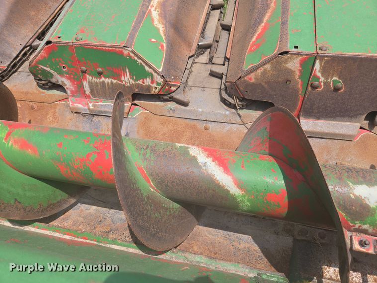 image for item DU7795 Massey Ferguson 1183 corn head