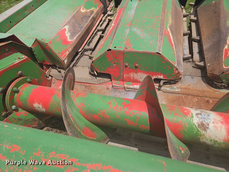 image for item DU7795 Massey Ferguson 1183 corn head