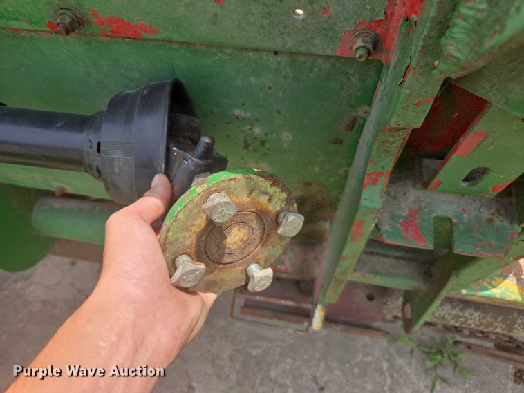 image for item DU7795 Massey Ferguson 1183 corn head