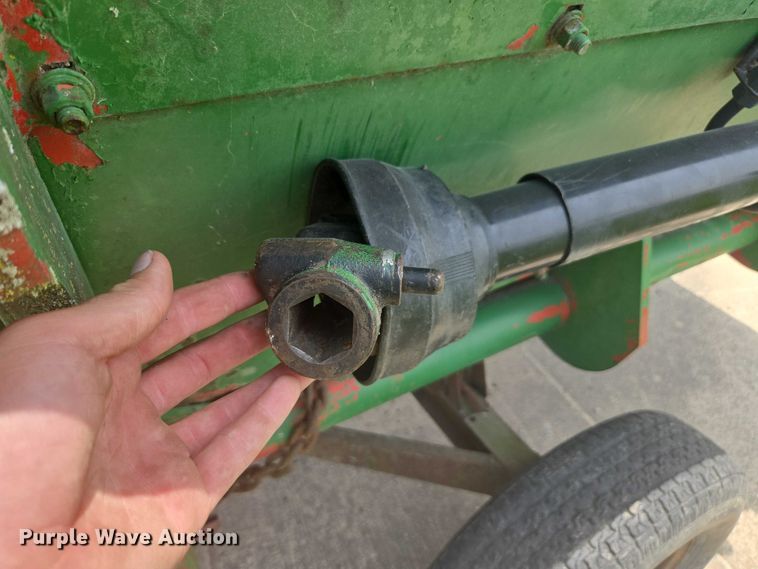 image for item DU7795 Massey Ferguson 1183 corn head