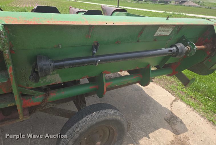 image for item DU7795 Massey Ferguson 1183 corn head