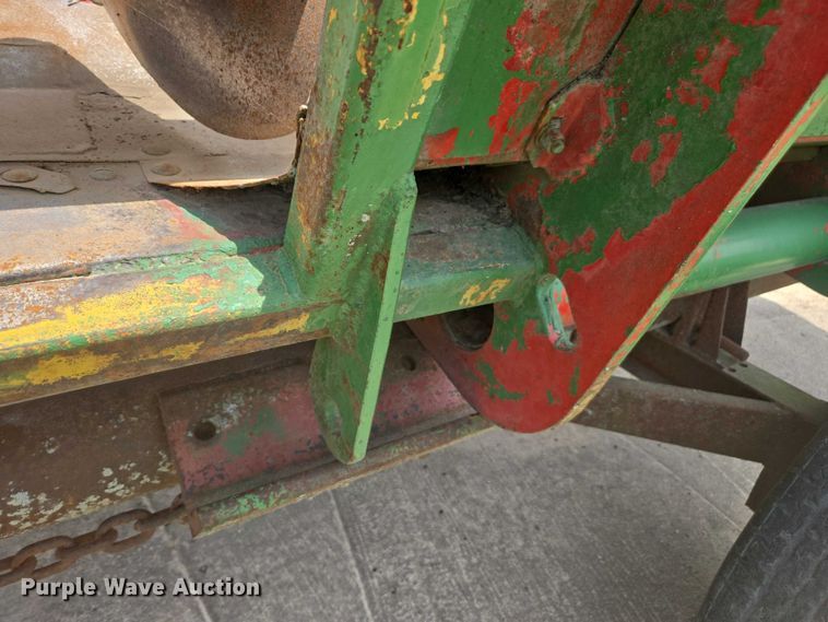 image for item DU7795 Massey Ferguson 1183 corn head