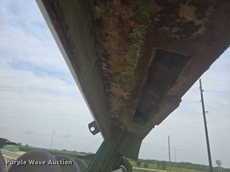 image for item DU7795 Massey Ferguson 1183 corn head