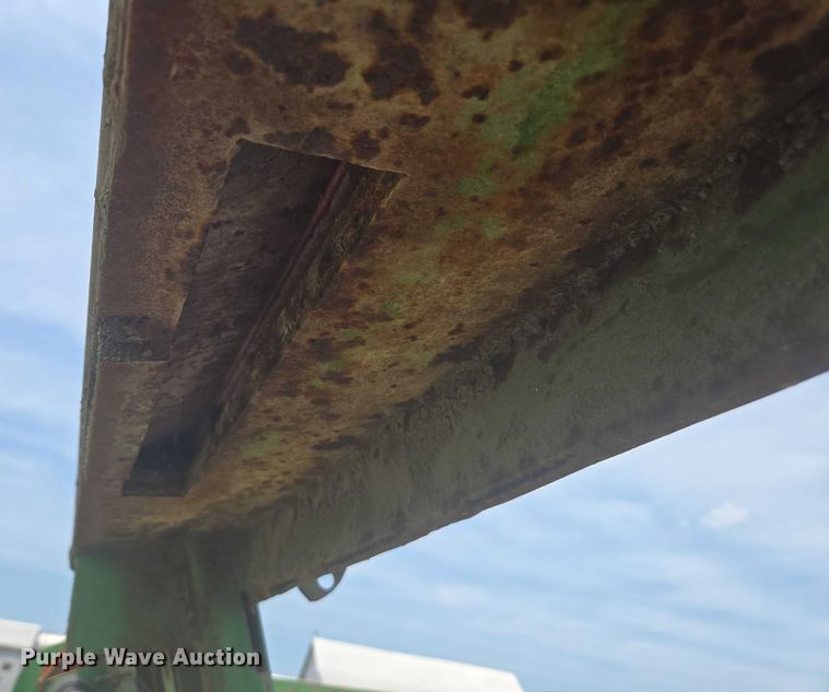 image for item DU7795 Massey Ferguson 1183 corn head