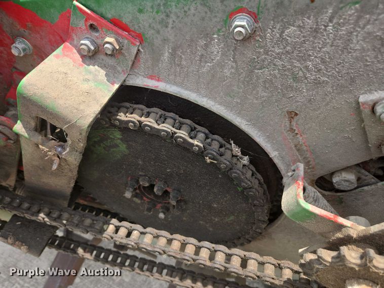 image for item DU7795 Massey Ferguson 1183 corn head