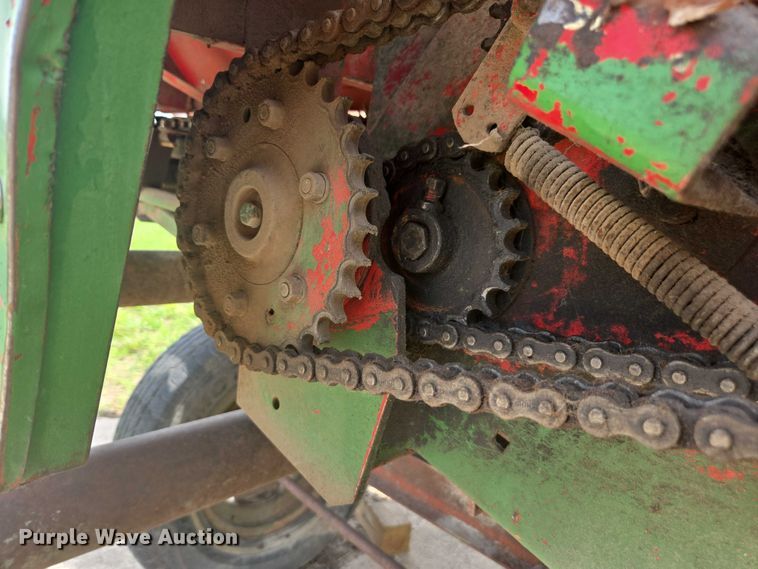 image for item DU7795 Massey Ferguson 1183 corn head