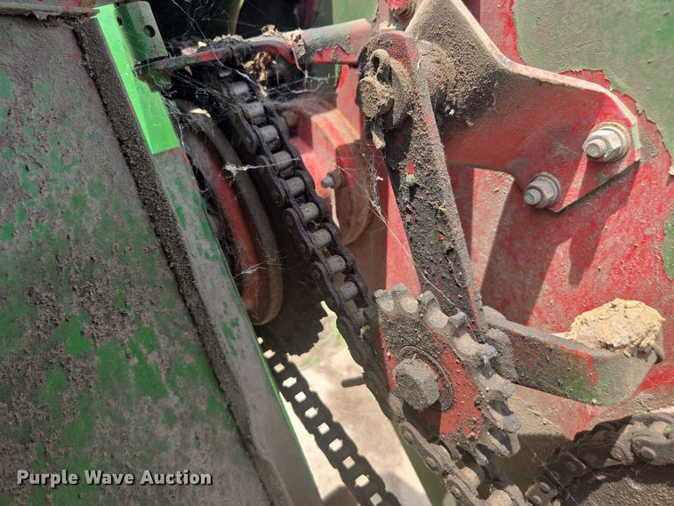 image for item DU7795 Massey Ferguson 1183 corn head