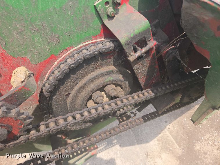 image for item DU7795 Massey Ferguson 1183 corn head