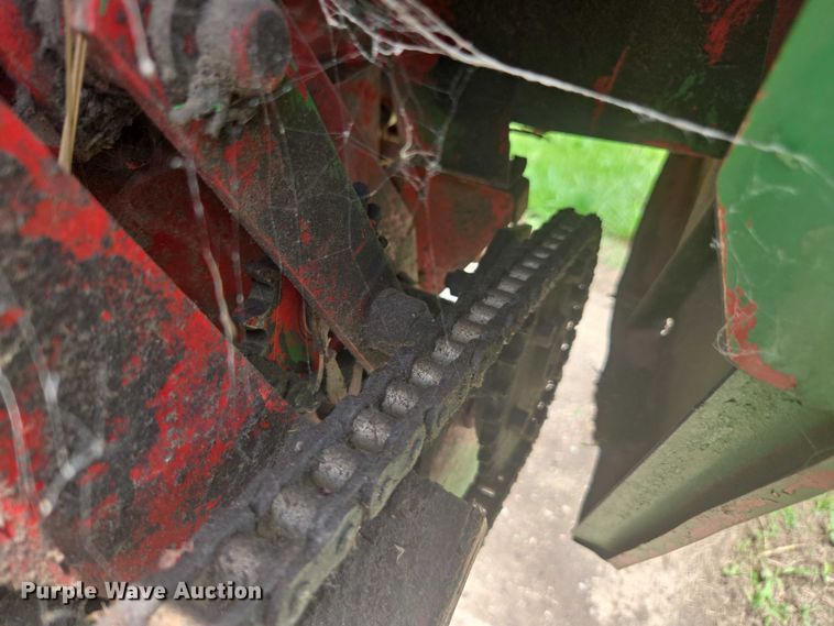 image for item DU7795 Massey Ferguson 1183 corn head