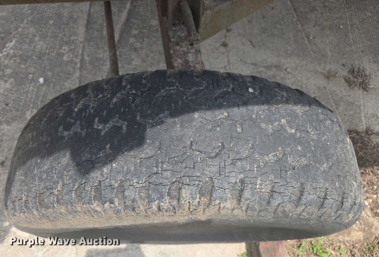 image for item DU7795 Massey Ferguson 1183 corn head