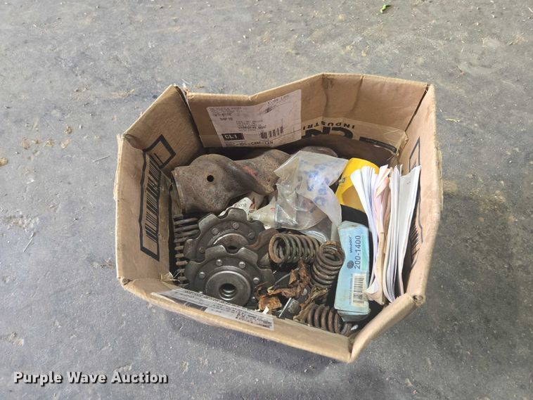 image for item DU7795 Massey Ferguson 1183 corn head