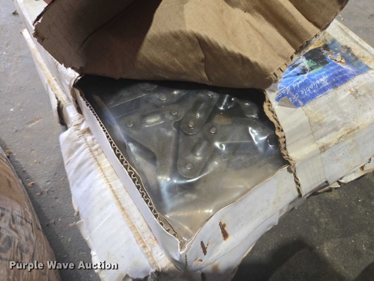 image for item DU7795 Massey Ferguson 1183 corn head