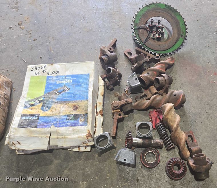 image for item DU7795 Massey Ferguson 1183 corn head