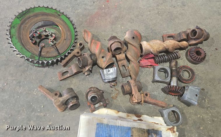 image for item DU7795 Massey Ferguson 1183 corn head