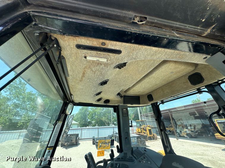 image for item DU9794 2004 Challenger MT525B MFWD tractor