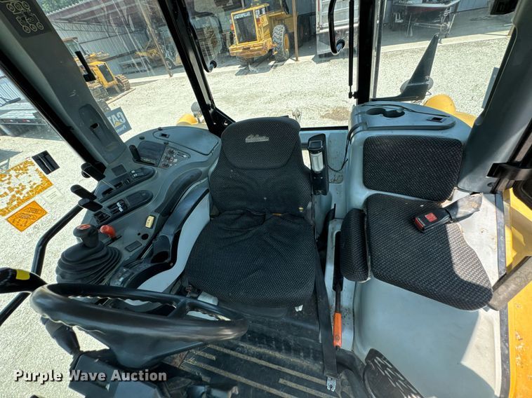 image for item DU9794 2004 Challenger MT525B MFWD tractor