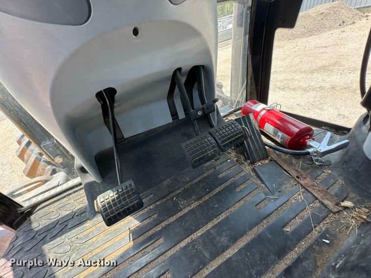 image for item DU9794 2004 Challenger MT525B MFWD tractor