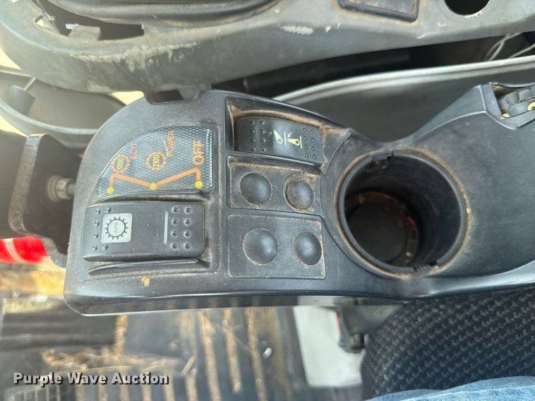 image for item DU9794 2004 Challenger MT525B MFWD tractor