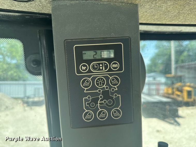 image for item DU9794 2004 Challenger MT525B MFWD tractor